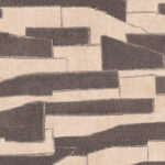 Beige Arte Costura Gabarit behang met abstract patroon van overlappende donkere stofbanen.