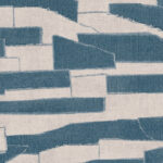 Beige behang met een patroon van ruwe, blauw denimachtige stroken uit de Arte Essentials Costura Gabarit 57562 collectie.