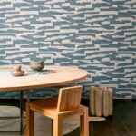 Moderne eetkamer met Arte Essentials Costura Gabarit 57562 blauw behang en minimalistisch houten meubilair.