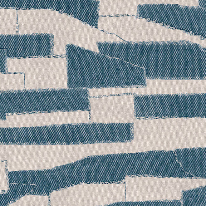 Beige behang met een patroon van ruwe, blauw denimachtige stroken uit de Arte Essentials Costura Gabarit 57562 collectie.
