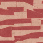 Rood Arte-behang uit de Costura-collectie met een gelaagd patroon van stofachtige rechthoeken en ruwe randen.