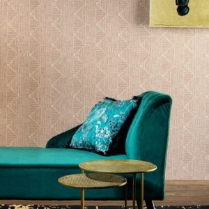 Groen fluwelen chaise longue met sierkussen voor een wand met Arte Essentials Macrame behang in geometrisch patroon.
