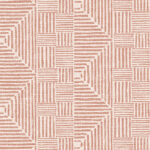 Beige behang met een geometrisch macramé-patroon in roodbruine lijnen uit de Arte Essentials Travellers collectie.