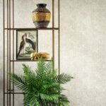 Decoratieve open kast met planten, kunstobjecten en een exotisch vogelschilderij tegen Arte Essentials Travellers Macrame-behang.