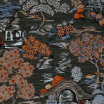 Decoratief Arte-behang uit de Gardens of Okayama-collectie met kleurrijke bloemen, bomen, een brug en traditionele Japanse structuren op een donkere achtergrond.
