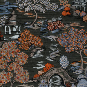 Decoratief Arte-behang uit de Gardens of Okayama-collectie met kleurrijke bloemen, bomen, een brug en traditionele Japanse structuren op een donkere achtergrond.