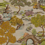 Decoratief Arte-behang uit de Gardens of Okayama-collectie met een Oosterse tuin vol kleurrijke bomen, een brug en paviljoenen.