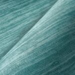 Groenblauw Arte Textura Tasar 72032 behang met een subtiel horizontaal gestreept patroon en licht glanzende afwerking.