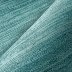 Groenblauw Arte Textura Tasar 72032 behang met een subtiel horizontaal gestreept patroon en licht glanzende afwerking.