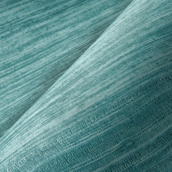 Groenblauw Arte Textura Tasar 72032 behang met een subtiel horizontaal gestreept patroon en licht glanzende afwerking.