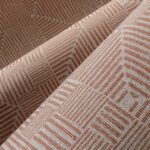 Close-up van de Arte Essentials Travellers Macrame wandbekleding met een geometrisch patroon in aardetinten.