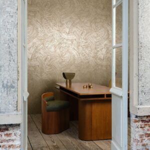 Modern interieur met houten meubilair en Arte Impasto 60101-behang met een goudkleurig, grof textuurpatroon.