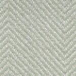 Grijs-groen wandbekledingspatroon uit de Arte Marquesa Atuona collectie met een visgraatstructuur van geweven textiel.