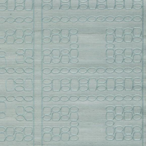 Lichtblauw Arte Marquesa Taio behang met een geometrisch, borduurachtig patroon in wythe blue.