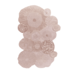 Organisch gevormd Atoll-vloerkleed in de kleur Pale Blush met reliëfstructuur en koraalachtige patronen.