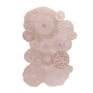 Organisch gevormd Atoll-vloerkleed in de kleur Pale Blush met reliëfstructuur en koraalachtige patronen.