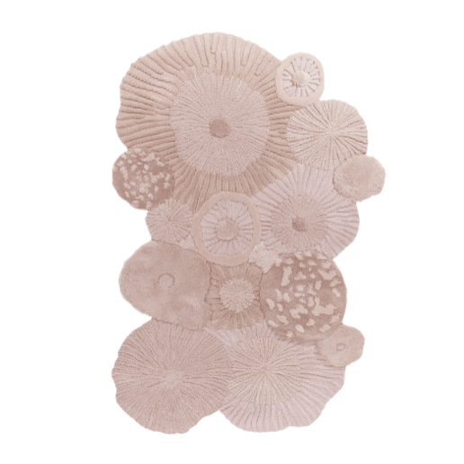 Organisch gevormd Atoll-vloerkleed in de kleur Pale Blush met reliëfstructuur en koraalachtige patronen.