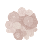 Rond vloerkleed in zachte blush tinten met organische bloemachtige vormen en texturen.