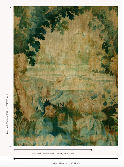 Decoratief stofpatroon “Au bord du lac” van Pierre Frey met een schilderachtige landschapsscène van bomen, planten en een vogel bij een meer.
