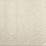 Beige Babylon Terracotta wandtegel met een reliëf van golvende, boogvormige patronen.