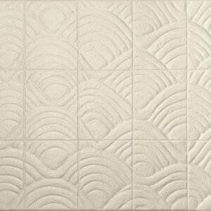 Beige Babylon Terracotta wandtegel met een reliëf van golvende, boogvormige patronen.