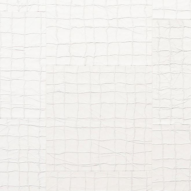 Wit Arte Tenere 74027 behang met een subtiel reliëf en een patroon van onregelmatige vierkanten.