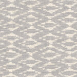 Grijs-beige behang met een abstract, etnisch geïnspireerd ruitpatroon uit de Travellers Calanco collectie.