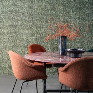 Interieur met Arte Les Tricots Cashmere behang, roze marmeren tafel en roestbruine stoffen stoelen.