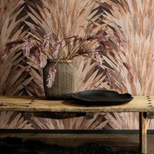Decoratieve houten tafel met vaas en schaal voor een wand met Arte Abanico 34003 behang in aardetinten.