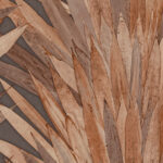 Decoratief Arte Abanico 34003 behang met een patroon van waaiervormige bruine bladeren op een donkere achtergrond.