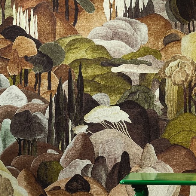 Sfeervol Arte-behang met kleurrijk fantasie-landschap van cipressen en heuvels in natuurlijke tinten.