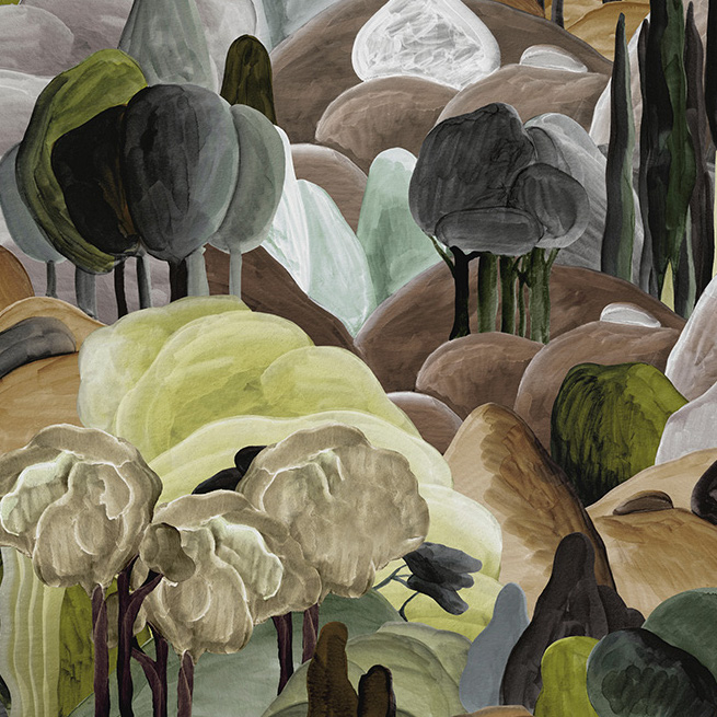 Schilderachtig behangontwerp "All'ombra dei cipressi" van Arte met gestileerde bomen en heuvelachtig landschap in natuurlijke tinten.