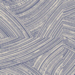 Abstract behangpatroon Arte Arado 66003 met blauwe diagonale lijnen op een beige achtergrond.