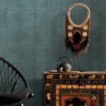 Sfeervolle interieurhoek met Arte behang Atlas 64530 in blauwgroen, etnisch wanddecor, oosters kastje en theeservies.