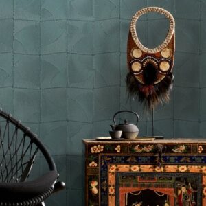 Sfeervolle interieurhoek met Arte behang Atlas 64530 in blauwgroen, etnisch wanddecor, oosters kastje en theeservies.