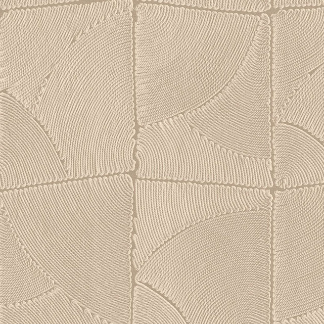Beige Arte-behang Atlas 64534 met reliëfpatroon van gebogen lijnen in geometrische vormen.