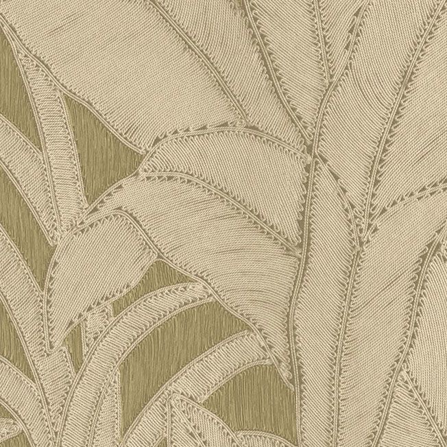 Beige Arte behang Botanic 64500 met een geborduurd bladpatroon op een groene achtergrond.