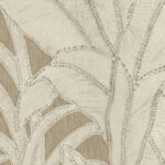Beige botanisch Arte-behang met een reliëfpatroon van grote tropische bladeren.