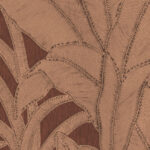 Close-up van het Arte behang Botanic 64502 met een textuur van koperkleurige, geborduurde bladeren op een donkerbruine achtergrond.