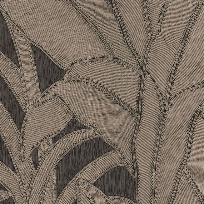 Gedetailleerd beige arte behang met een geborduurd botanisch bladmotief op een donkere achtergrond.