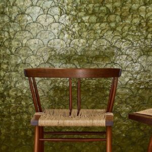 Houten stoel met gevlochten zitting voor groen Arte Camber 33730 behang met geschubd patroon.