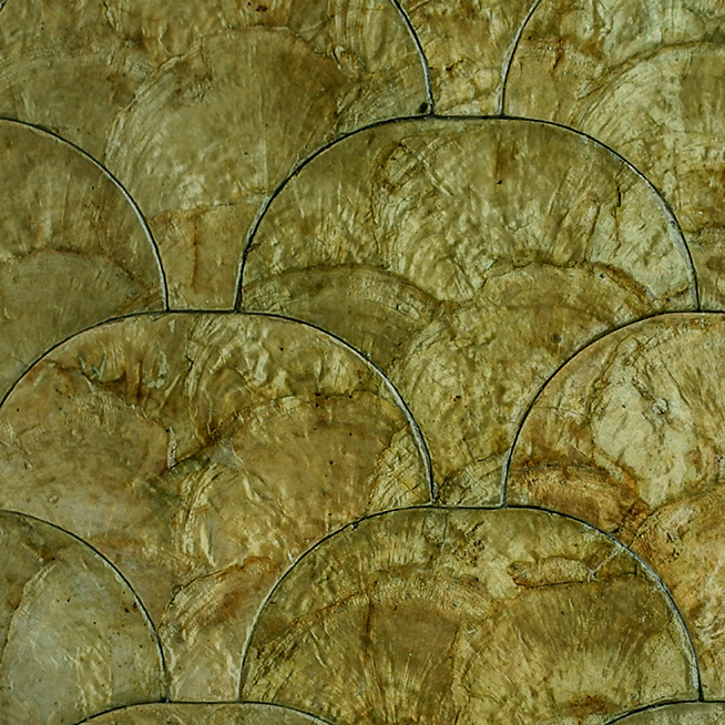 Luxe behang met een glanzend visenschubpatroon in natuurlijke groentinten uit de Arte Camber 33730 collectie.