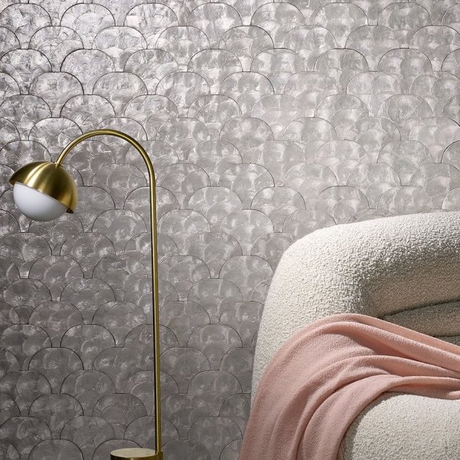 Luxe interieur met Arte Camber 33731 behang in schelpmotief, zachte fauteuil en gouden vloerlamp.