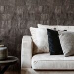 Luxe interieur met Arte behang Capas 34303, een velours beige bank en stijlvolle sierkussens.