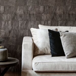 Luxe interieur met Arte behang Capas 34303, een velours beige bank en stijlvolle sierkussens.