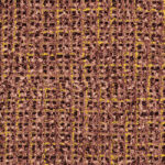 Textuur van Arte behang Cashmere 73062 met een geweven patroon in roze, bruin en gele accenten.