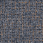 Textuur van Arte behang Cashmere 73063 met een blauw-grijs patroon en oranje accenten in een geweven structuur.