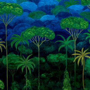 Gedetailleerde illustratie van tropische bomen en bladeren tegen een achtergrond van blauwe bergachtige wolken, uit het Arte behangontwerp Ciel Tropical 97650.