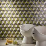 Moderne ruimte met Arte Cubic behang in 3D-blokkenpatroon en twee witte designstoelen.