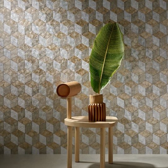 Houten bijzettafel met decoratieve vaas en tropisch blad tegen Arte Cubic 33700 behang met 3D-patroon.